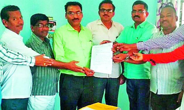 Resolve the problems of teachers and employees | शिक्षक व कर्मचाऱ्यांच्या समस्या सोडवा Resolve the problems of teachers and employees | शिक्षक व कर्मचाऱ्यांच्या समस्या सोडवा