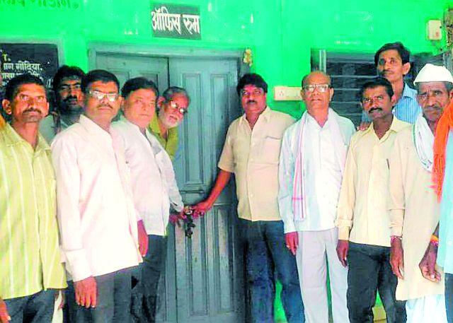 Lockop movement for water | पाण्यासाठी कुलूप ठोको आंदोलन Lockop movement for water | पाण्यासाठी कुलूप ठोको आंदोलन