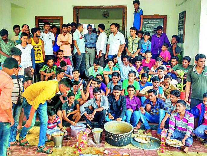 Dinner in the hostel | वसतिगृहात निकृष्ट जेवण Dinner in the hostel | वसतिगृहात निकृष्ट जेवण