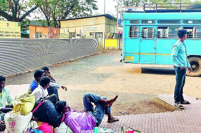 Space is blocked, but the work does not start | जागा अडविली पण कामास सुरूवातच नाही