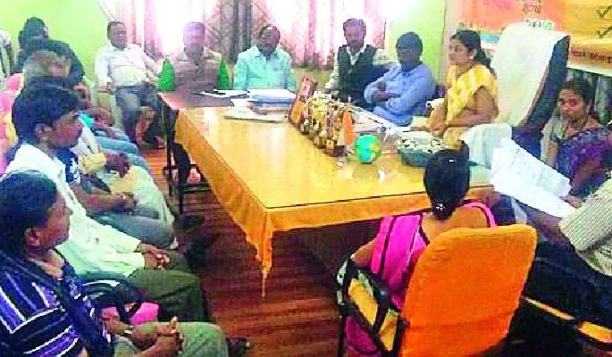 Giving lease to encroachment holders | अतिक्रमणधारकांना पट्टे मिळवून देणार Giving lease to encroachment holders | अतिक्रमणधारकांना पट्टे मिळवून देणार