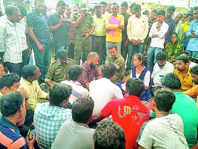 Visit to SDO agitation, however, remains intact | एसडीओंची आंदोलनाला भेट, मात्र तिढा कायम Visit to SDO agitation, however, remains intact | एसडीओंची आंदोलनाला भेट, मात्र तिढा कायम