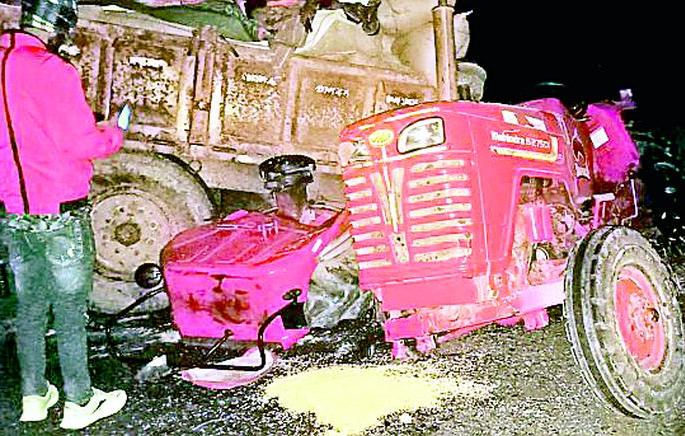 Heavy collision between car and tractor, two injured, tractor broke into three pieces | कार आणि ट्रॅक्टरची जोरदार धडक, दोघे जखमी, ट्रॅक्टरचे झाले तीन तुकडे Heavy collision between car and tractor, two injured, tractor broke into three pieces | कार आणि ट्रॅक्टरची जोरदार धडक, दोघे जखमी, ट्रॅक्टरचे झाले तीन तुकडे