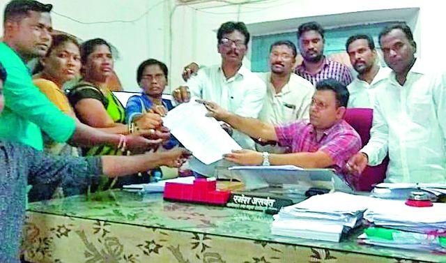 Mannwar society attacked in Tehsil | मन्नेवार समाजाची तहसीलवर धडक