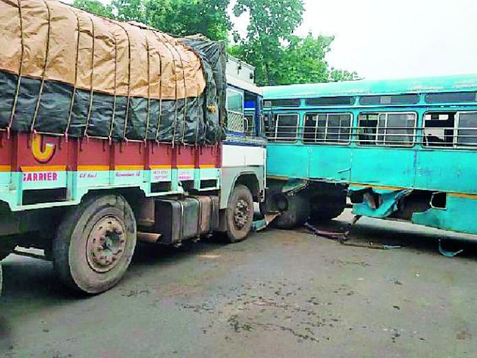 The bus hit the truck | ट्रकची बसला धडक The bus hit the truck | ट्रकची बसला धडक