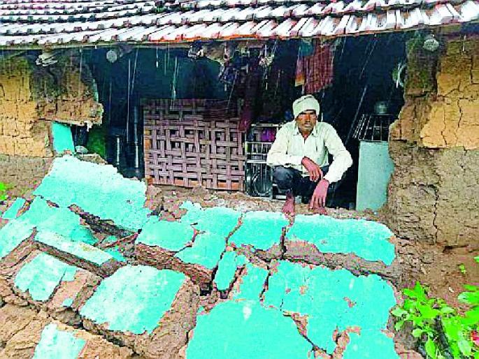 This year's rainfall has hit 499 homes | यावर्षीच्या अतिवृष्टीने १७९७ घरांची पडझड This year's rainfall has hit 499 homes | यावर्षीच्या अतिवृष्टीने १७९७ घरांची पडझड