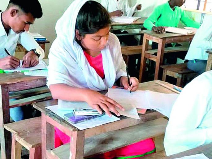 Father's body in the house, the girl went to the center and solved the tenth paper | वडिलांचा मृतदेह घरात, मुलीने केंद्रावर जाऊन सोडवला दहावीचा पेपर Father's body in the house, the girl went to the center and solved the tenth paper | वडिलांचा मृतदेह घरात, मुलीने केंद्रावर जाऊन सोडवला दहावीचा पेपर