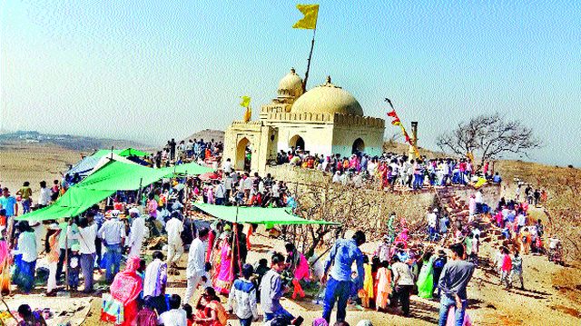 The crowd gathered for Khandoba Maharaj to see the clouds on the clouds | ढग्या डोंगरावर खंडोबा महाराज दर्शनासाठी गर्दी