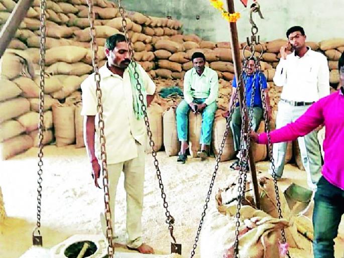 The plunder of farmers at paddy shopping centers | धान खरेदी केंद्रांवर शेतकऱ्यांची लूट The plunder of farmers at paddy shopping centers | धान खरेदी केंद्रांवर शेतकऱ्यांची लूट