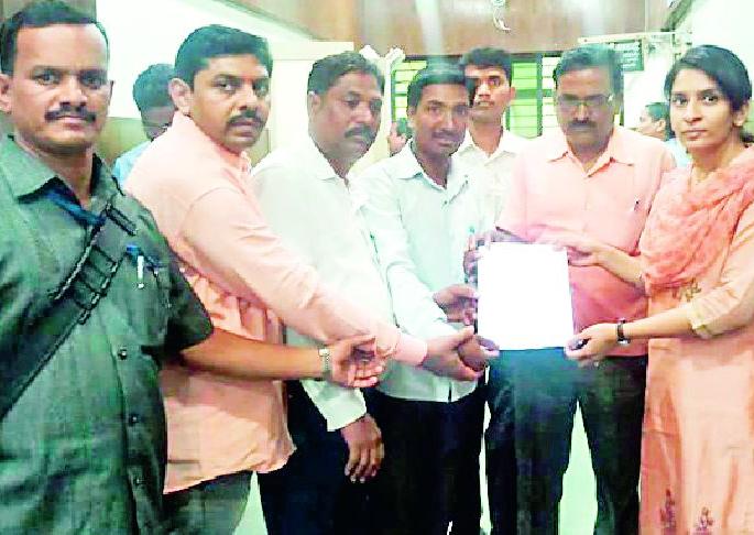 Take action against the sand mafia | रेती माफियांवर कडक कारवाई करा Take action against the sand mafia | रेती माफियांवर कडक कारवाई करा