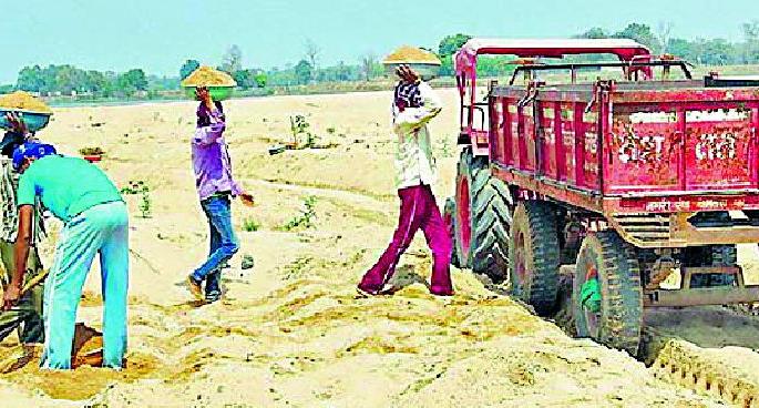Traffic despite the closing of the sandgate | रेतीघाट बंद असूनही वाहतूक Traffic despite the closing of the sandgate | रेतीघाट बंद असूनही वाहतूक