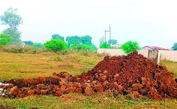 Garbage was dug in the open space | मोकळ्या जागेत खड्डा खोदून टाकण्यात आला कचरा Garbage was dug in the open space | मोकळ्या जागेत खड्डा खोदून टाकण्यात आला कचरा