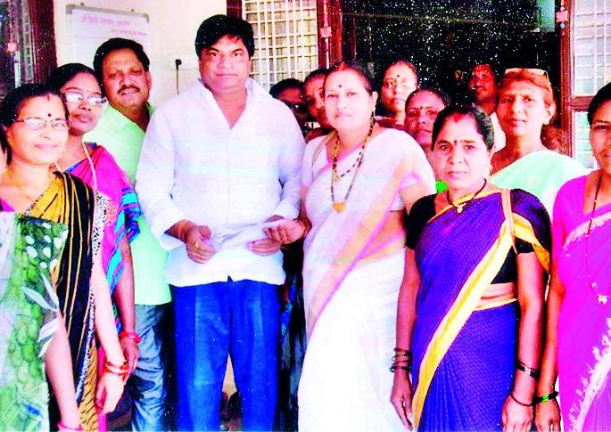 Appeal to the employees of Anganwadi workers | अंगणवाडी कर्मचाऱ्यांचे आमदारांना निवेदन Appeal to the employees of Anganwadi workers | अंगणवाडी कर्मचाऱ्यांचे आमदारांना निवेदन