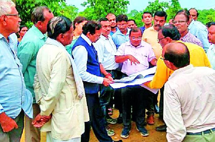A train stuck in the meeting | बैठकीत अडकली पर्यटन संकुलाची गाडी A train stuck in the meeting | बैठकीत अडकली पर्यटन संकुलाची गाडी