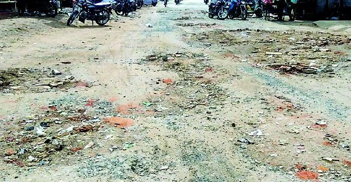 The streets of the city are covered with rubble | शहरातील रस्त्यांना मलम्याचा मुलामा The streets of the city are covered with rubble | शहरातील रस्त्यांना मलम्याचा मुलामा