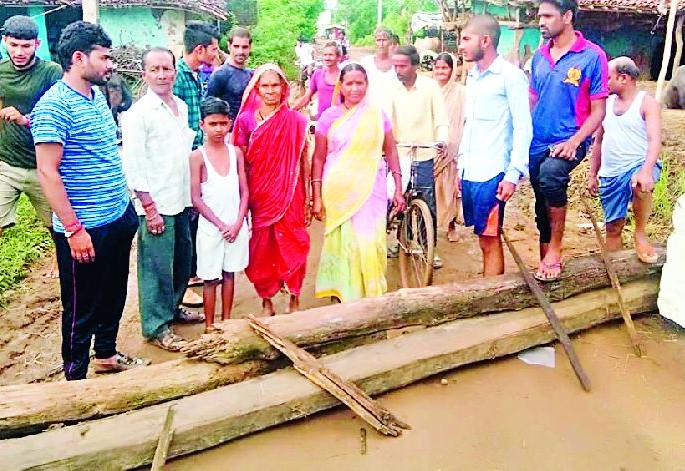 Villagers 'Rasta Stop' agitation for road repairs | रस्ता दुरुस्तीसाठी गावकऱ्यांचे ‘रास्ता रोको’ आंदोलन Villagers 'Rasta Stop' agitation for road repairs | रस्ता दुरुस्तीसाठी गावकऱ्यांचे ‘रास्ता रोको’ आंदोलन