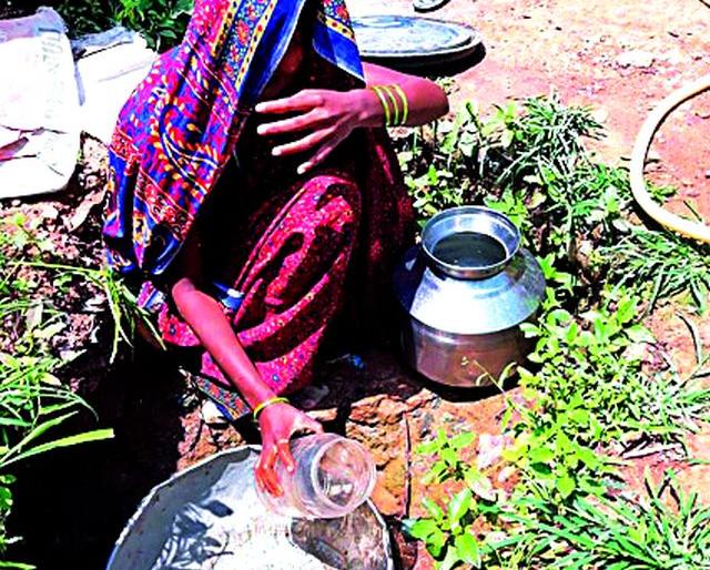 Bathing at the nave, time to go to the toilet in the open | नाल्यावर आंघोळ, उघड्यावर शौचास जाण्याची वेळ Bathing at the nave, time to go to the toilet in the open | नाल्यावर आंघोळ, उघड्यावर शौचास जाण्याची वेळ