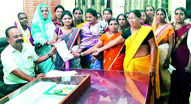 Close the sale of illegal ammunition | अवैध दारु विक्री बंद करा Close the sale of illegal ammunition | अवैध दारु विक्री बंद करा