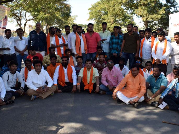 Hingoliite agitation stops, stop the way | हिंगोलीत आंदोलने सुरूच, सेनेचा रास्ता रोको Hingoliite agitation stops, stop the way | हिंगोलीत आंदोलने सुरूच, सेनेचा रास्ता रोको