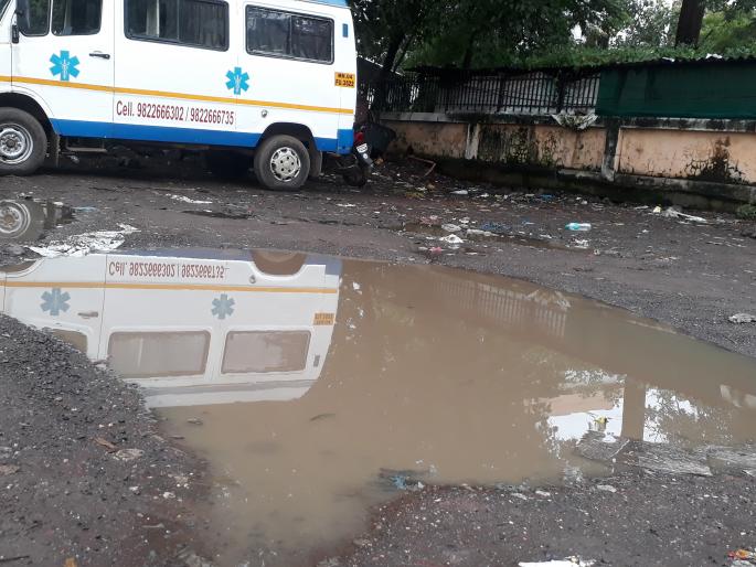 Dengue receives invitation to district hospital premises | जिल्हा रुग्णालयाच्या आवारात मिळते डेंग्यूला आमंत्रण Dengue receives invitation to district hospital premises | जिल्हा रुग्णालयाच्या आवारात मिळते डेंग्यूला आमंत्रण