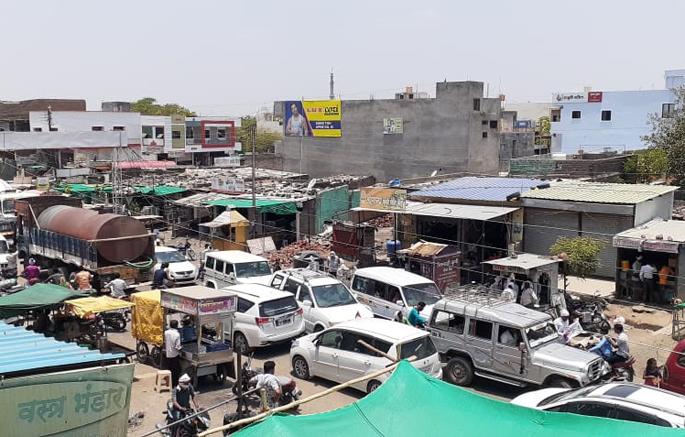 Traffic drivers on the main street | मुख्य रस्त्यावरच वाहतूककोंडी Traffic drivers on the main street | मुख्य रस्त्यावरच वाहतूककोंडी