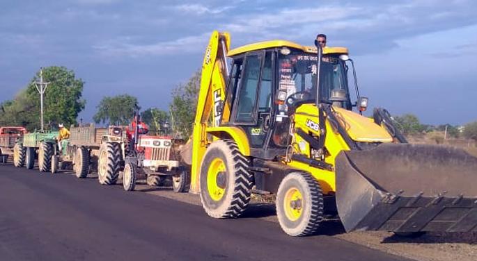 13 tractors, 2 actions on JCB | १३ ट्रॅक्टर, २ जेसीबीवर कारवाई 13 tractors, 2 actions on JCB | १३ ट्रॅक्टर, २ जेसीबीवर कारवाई