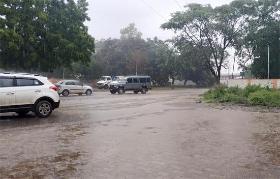 In the back of the city, the water is the only water in the rain | परतीच्या पावसाने शहरातील सखल भागात पाणीच पाणी In the back of the city, the water is the only water in the rain | परतीच्या पावसाने शहरातील सखल भागात पाणीच पाणी