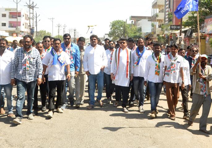 Congress to campaign for Vilas Otade's footsteps in New Calcutta | विलास औताडे यांच्या प्रचारार्थ काँग्रेसची नूतन वसाहत भागात पदयात्रा Congress to campaign for Vilas Otade's footsteps in New Calcutta | विलास औताडे यांच्या प्रचारार्थ काँग्रेसची नूतन वसाहत भागात पदयात्रा