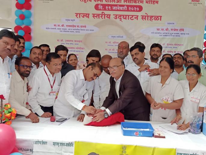 The amount of polio given to 2.27 lakh children at 1725 centers | १७२५ केंद्रांवर २ लाख २७ हजार बालकांना दिली पोलिओची मात्रा The amount of polio given to 2.27 lakh children at 1725 centers | १७२५ केंद्रांवर २ लाख २७ हजार बालकांना दिली पोलिओची मात्रा