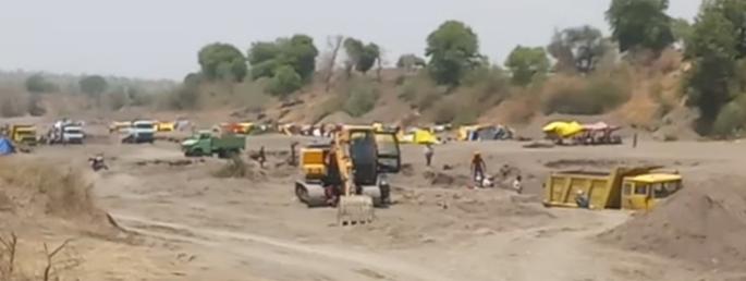 The sand excavation started, the administration ignored ... | वाळू उत्खनन जोरात सुरू, प्रशासनाचे दुर्लक्ष... The sand excavation started, the administration ignored ... | वाळू उत्खनन जोरात सुरू, प्रशासनाचे दुर्लक्ष...