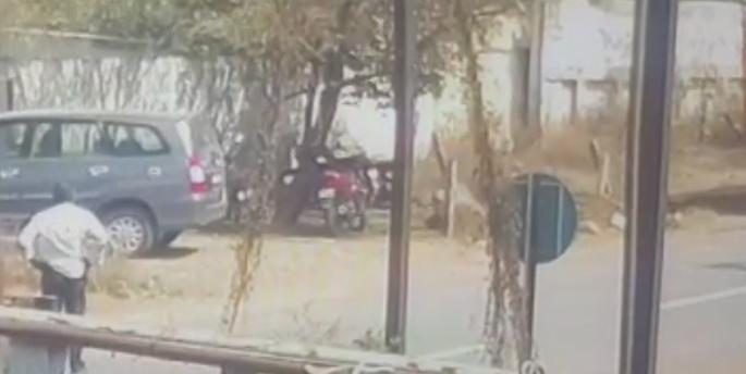 Three squads leave in search of thieves | चोरट्यांच्या शोधार्थ तीन पथके रवाना