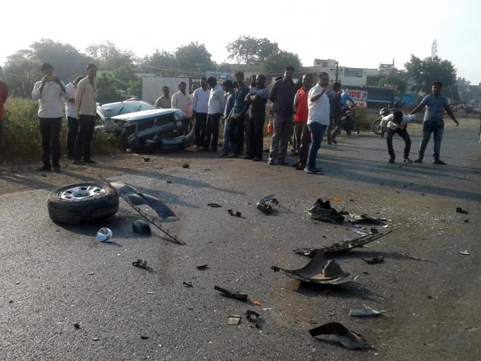 Car tire breaks; The driver seriously injured | भरधाव कारचे टायर तुटले; चालक गंभीर जखमी Car tire breaks; The driver seriously injured | भरधाव कारचे टायर तुटले; चालक गंभीर जखमी