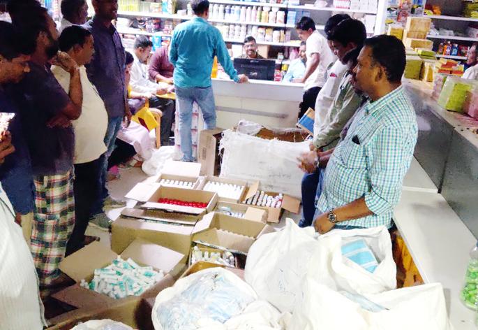 3 lakh sanitizer, mask stocks seized | ७ लाखांचा सॅनिटायझर, मास्कचा साठा जप्त 3 lakh sanitizer, mask stocks seized | ७ लाखांचा सॅनिटायझर, मास्कचा साठा जप्त