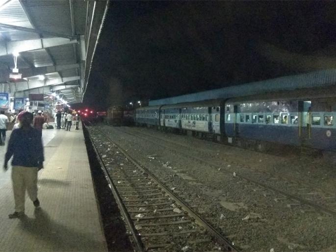 Marathwada Express's engine failed | मराठवाडा एक्स्प्रेसच्या इंजिनमध्ये बिघाड