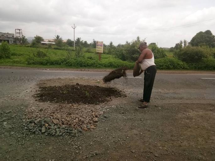 Black potsherds on the Satara-Lonand road potholes | सातारा-लोणंद मार्गावरील खड्ड्यांना काळ्या मातीचा मुलामा Black potsherds on the Satara-Lonand road potholes | सातारा-लोणंद मार्गावरील खड्ड्यांना काळ्या मातीचा मुलामा