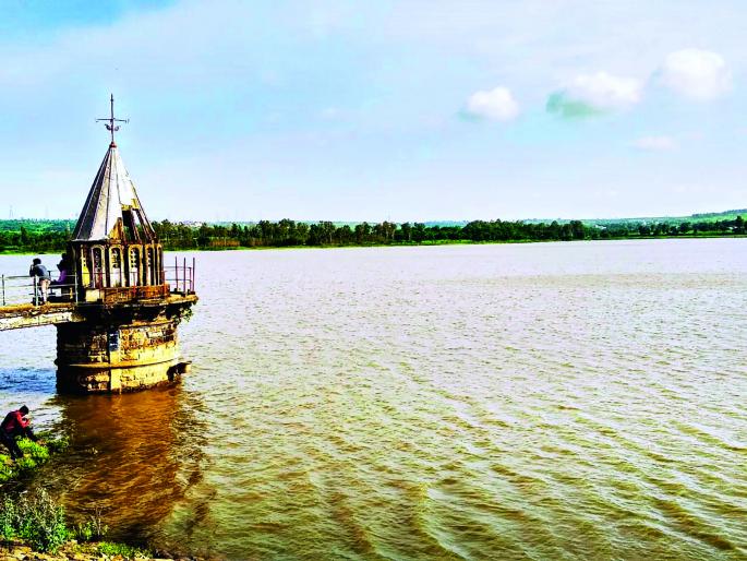 The water level of Kalamba lake is increased at a height of 300 meters from the water level | कळंबा तलावाची पाणीपातळी तेवीस फुटांवर, पर्यटकांची गर्दी वाढली The water level of Kalamba lake is increased at a height of 300 meters from the water level | कळंबा तलावाची पाणीपातळी तेवीस फुटांवर, पर्यटकांची गर्दी वाढली