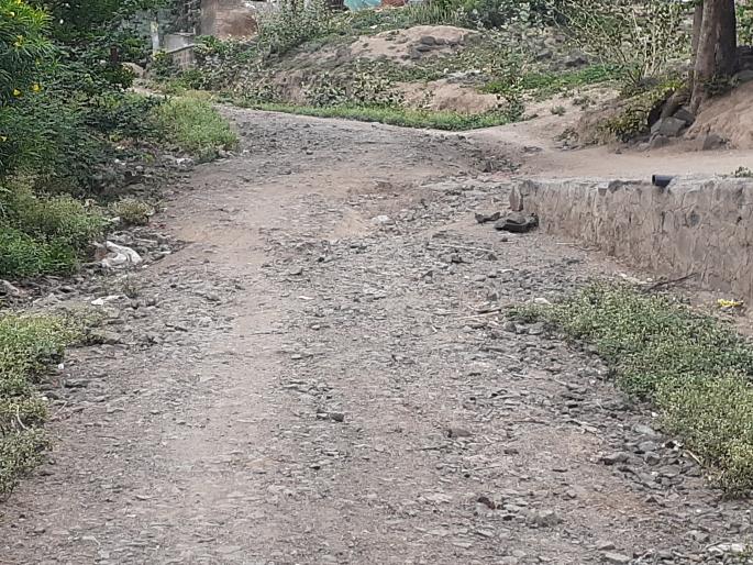 The plight of the road from Shiva Temple in Kandhane to Vardar | कंधाणेतील शिवमंदिर ते वरदर रस्त्याची दुर्दशा The plight of the road from Shiva Temple in Kandhane to Vardar | कंधाणेतील शिवमंदिर ते वरदर रस्त्याची दुर्दशा