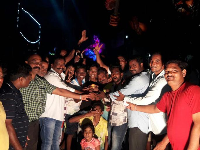 Malvan residents combustion of Narkasura on the coast of Bantarjeti | मालवणवासीयांकडून बंटरजेटी किनाऱ्यावर नरकासूराचे दहन Malvan residents combustion of Narkasura on the coast of Bantarjeti | मालवणवासीयांकडून बंटरजेटी किनाऱ्यावर नरकासूराचे दहन