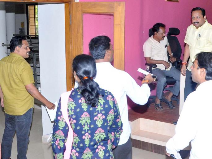 Kanakwali Nagar Panchayat Sabha: Due to the contract for the garbage process project | कणकवली नगरपंचायत सभा : कचरा प्रक्रिया प्रकल्पाच्या करारावरून खडाजंगी Kanakwali Nagar Panchayat Sabha: Due to the contract for the garbage process project | कणकवली नगरपंचायत सभा : कचरा प्रक्रिया प्रकल्पाच्या करारावरून खडाजंगी