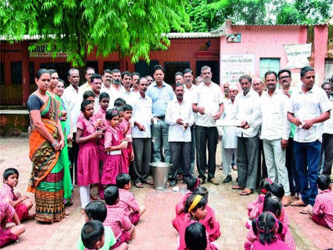 Giving students milk sharing slogans | विद्यार्थ्यांना दूध वाटून घोषणाबाजी Giving students milk sharing slogans | विद्यार्थ्यांना दूध वाटून घोषणाबाजी