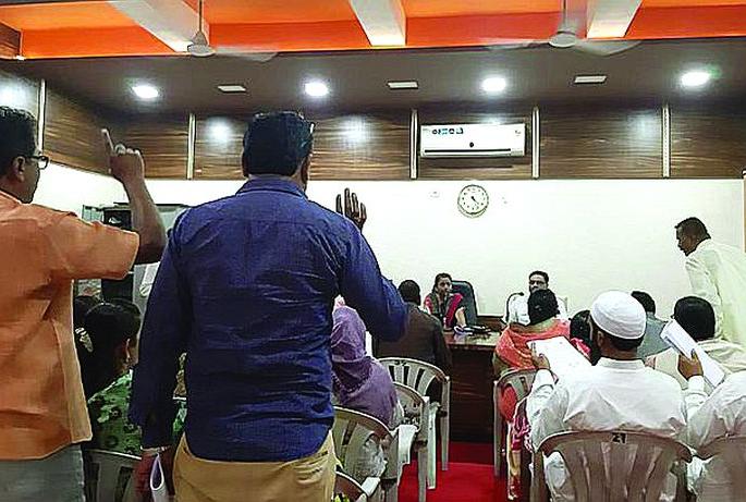 Controversy over corruption in Khamgaon municipal council meeting! | भ्रष्टाचारावरून खामगाव नगर पालिकेच्या सभेत वादंग! Controversy over corruption in Khamgaon municipal council meeting! | भ्रष्टाचारावरून खामगाव नगर पालिकेच्या सभेत वादंग!