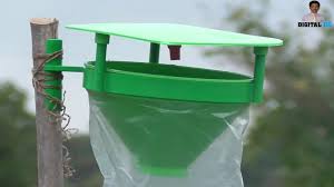 Distribution of Kamgandh traps to farmers | शेतकऱ्यांना कामगंध सापळ्यांचे वाटप