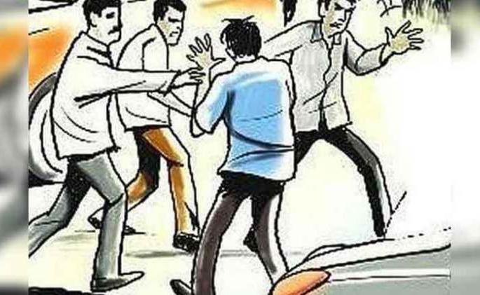 The wife of the officer, daughter of Rada, has been charged for recovery of money | बदलीतील पैशाच्या वसुलीसाठीच अधिकाऱ्याच्या पत्नी, मुलीचा राडा The wife of the officer, daughter of Rada, has been charged for recovery of money | बदलीतील पैशाच्या वसुलीसाठीच अधिकाऱ्याच्या पत्नी, मुलीचा राडा