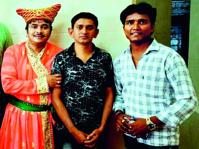 Coming to his father's funeral, | वडिलांचे अंत्यसस्कार आटोपून थेट रंगमंचावर Coming to his father's funeral, | वडिलांचे अंत्यसस्कार आटोपून थेट रंगमंचावर