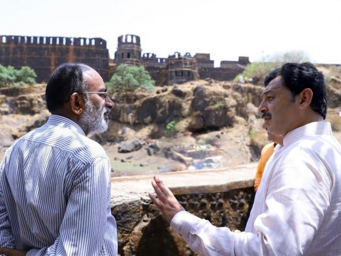 To bring Shivrajaya's capital on the map of the world - K. J. Alphonso; Survey of Raigad | शिवरायांच्या राजधानीला जगाच्या नकाशावर आणू - के. जे. अल्फोन्स; रायगडाची केली पाहणी To bring Shivrajaya's capital on the map of the world - K. J. Alphonso; Survey of Raigad | शिवरायांच्या राजधानीला जगाच्या नकाशावर आणू - के. जे. अल्फोन्स; रायगडाची केली पाहणी