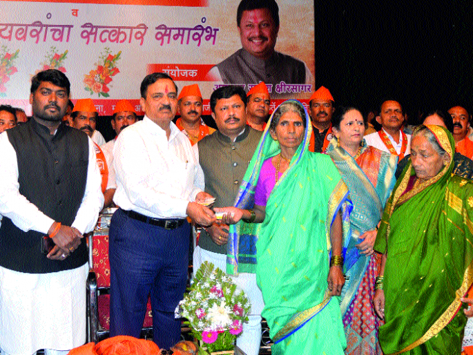 When the air is full, the bubble bursts: Diwakar delivers | जास्त हवा भरली की, फुगा फुटतोच: दिवाकर रावते When the air is full, the bubble bursts: Diwakar delivers | जास्त हवा भरली की, फुगा फुटतोच: दिवाकर रावते