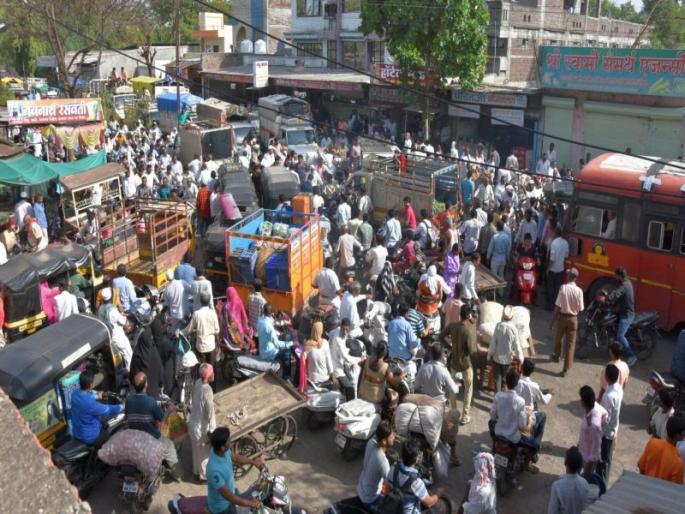 The problem of traffic congestion near the Dhule Bazar committee | धुळे बाजार समितीजवळ वाहतुक कोंडीची समस्या The problem of traffic congestion near the Dhule Bazar committee | धुळे बाजार समितीजवळ वाहतुक कोंडीची समस्या