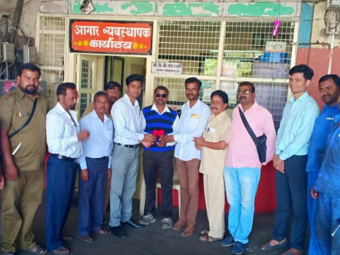 Fellow driver and carrier at Manmad Joint | मनमाड आगारात चालक व वाहकाचा सत्कार Fellow driver and carrier at Manmad Joint | मनमाड आगारात चालक व वाहकाचा सत्कार