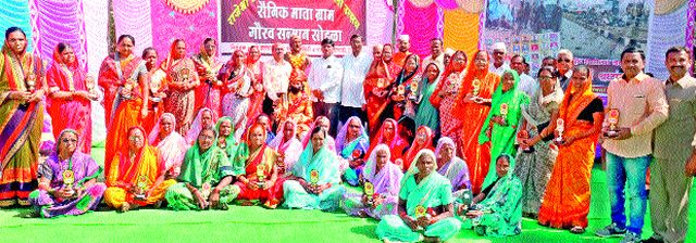 Gramaurav of mother of 51 soldiers | ५१ सैनिकांच्या मातांचा ग्रामगौरव Gramaurav of mother of 51 soldiers | ५१ सैनिकांच्या मातांचा ग्रामगौरव