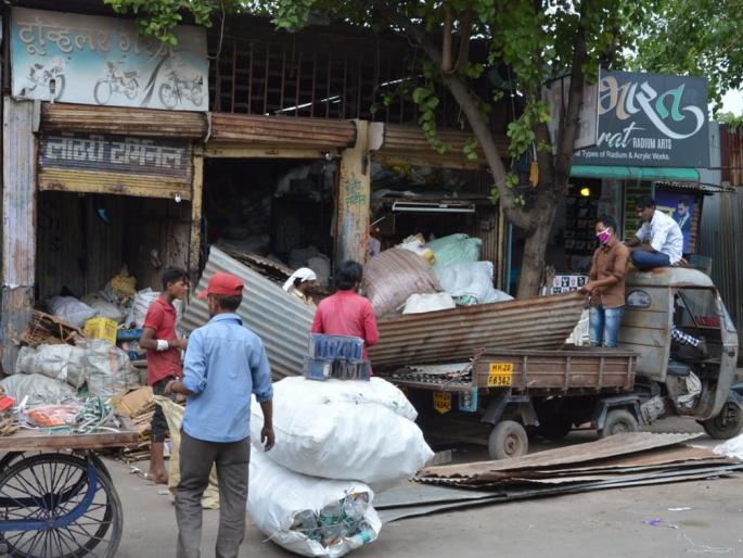 Three thousand scrap sellers in Malegaon go hungry | मालेगावातील तीन हजार भंगार विक्रेत्यांची उपासमार Three thousand scrap sellers in Malegaon go hungry | मालेगावातील तीन हजार भंगार विक्रेत्यांची उपासमार